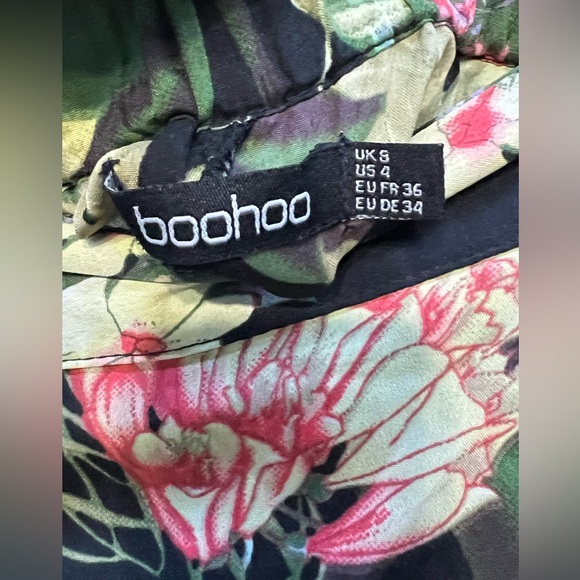 BooHoo size 4 wide leg flowy pants light weight black with tropical flowers NWOT - Picture 2 of 3
